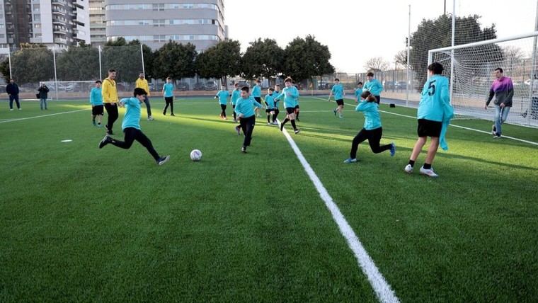 València inicia la reconstrucción del campo de fútbol de La Torre con nueva iluminación y vestuarios
