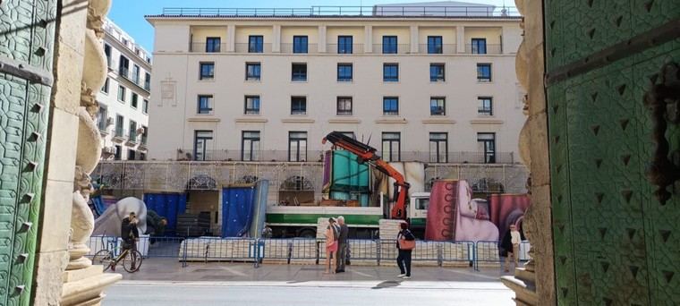 Alicante da inicio a la Navidad con el montaje del Belén Monumental