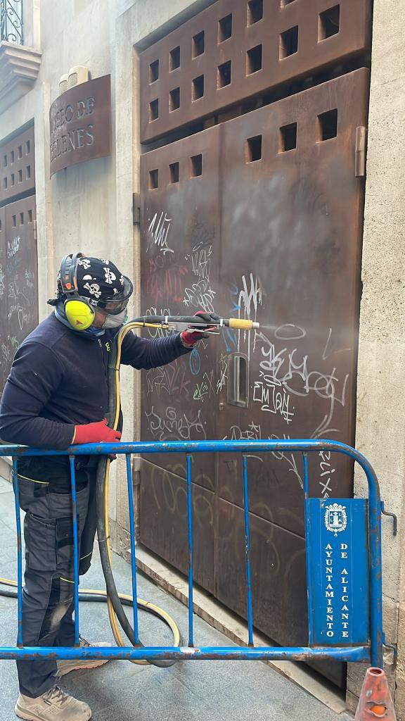 Cinco monumentos de Alicante recuperan su estado tras limpieza especializada