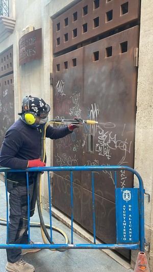 Cinco monumentos de Alicante recuperan su estado tras limpieza especializada
