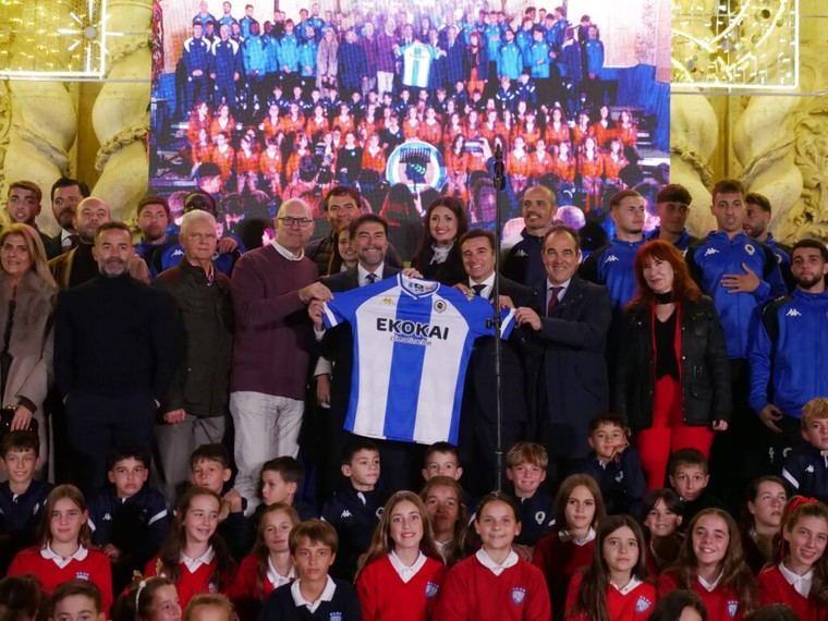 El Hércules interpreta su himno navideño en la plaza del Ayuntamiento