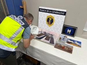 La Policía interviene cuatro falsificaciones de obras de renombrados pintores en una plataforma online