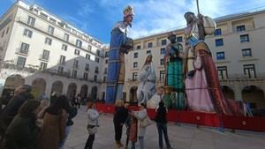 Alicante atrae visitantes con su alumbrado y Belén Monumental navideños
