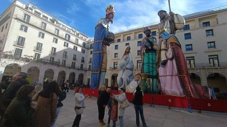 Alicante atrae visitantes con su alumbrado y Belén Monumental navideños
