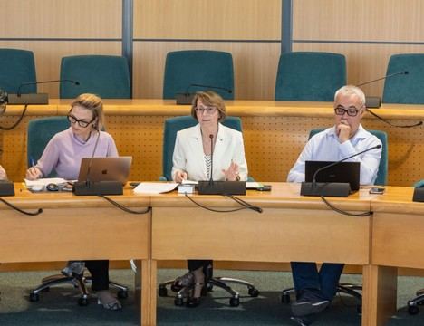 Eva Alcón concluye su mandato en la UJI con finanzas estables y sostenibles