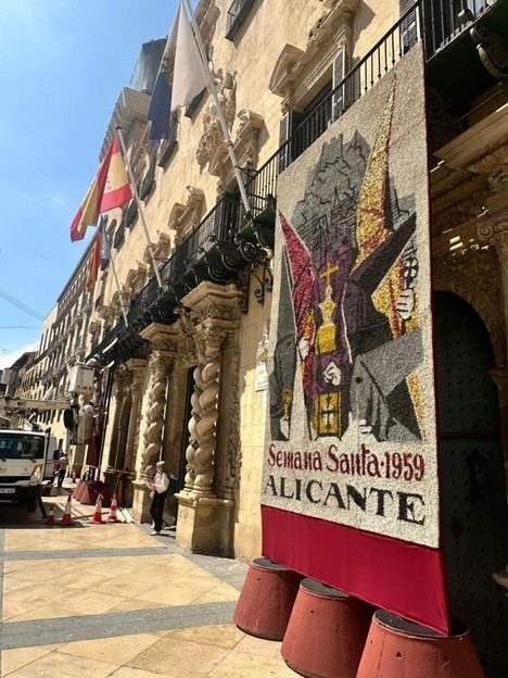 Tapices florales de Semana Santa adornan el Ayuntamiento de Alicante