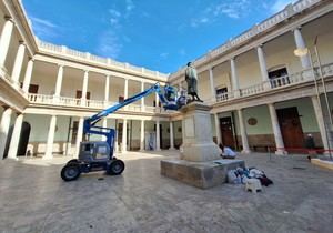 La Universitat de València renueva la escultura de Lluís Vives en su Claustro