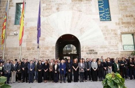 Les Corts rinden homenaje con un minuto de silencio por las víctimas de la DANA