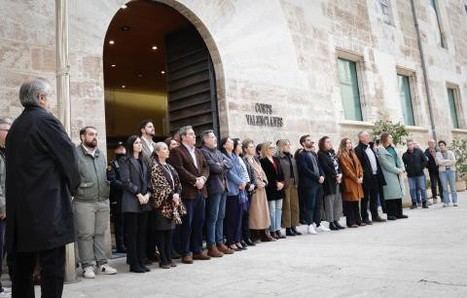 Les Corts rinden homenaje a las víctimas del accidente ferroviario en Córdoba