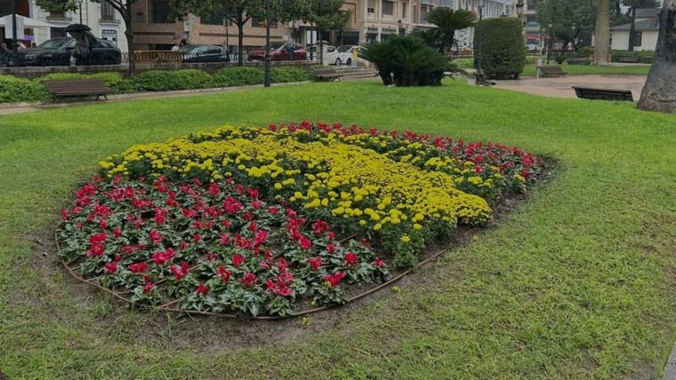 La bandera de España se exhibe en L'Albereda y el Parterre por la Fiesta Nacional