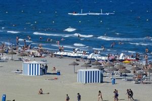 Medio Ambiente asegura la calidad del agua en playas valencianas con 4.600 análisis esta temporada