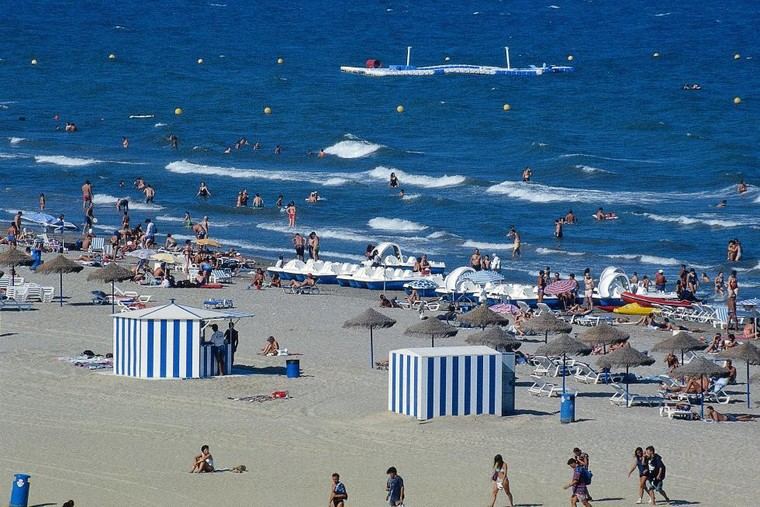 Medio Ambiente asegura la calidad del agua en playas valencianas con 4.600 análisis esta temporada