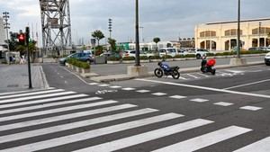 Transforman estacionamientos junto a pasos de peatones en espacios para motos
