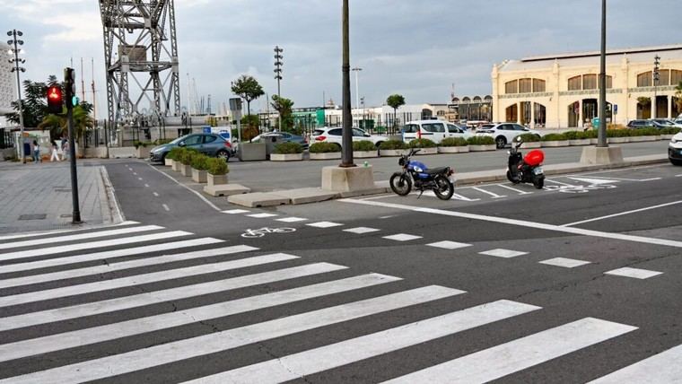 Transforman estacionamientos junto a pasos de peatones en espacios para motos