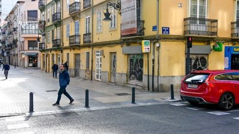 Instalan bolardos para reforzar la peatonalización en La Roqueta