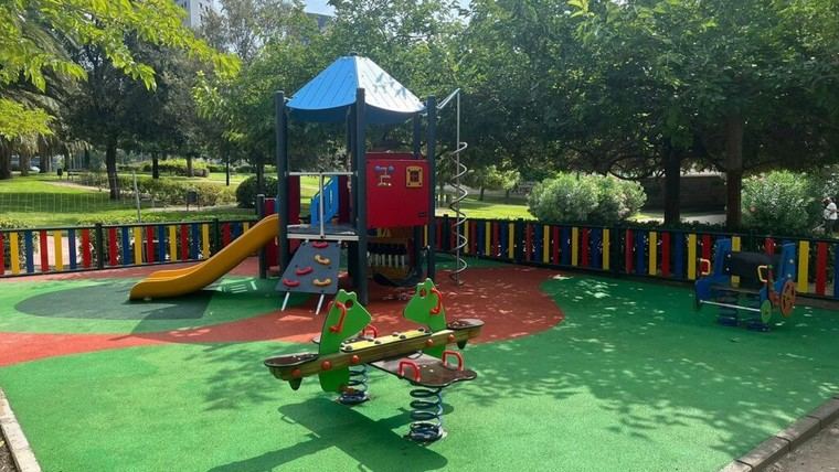Rehabilitan área de juegos infantiles en el antiguo cauce del río Túria en València