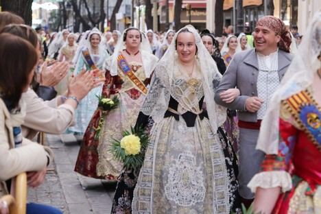 Pérez Llorca hace historia al participar en la Ofrena de flors en Valencia