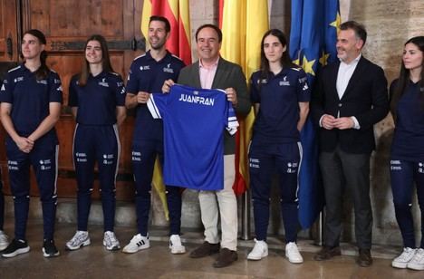 Pérez Llorca reafirma el apoyo del Consell a la pilota valenciana como símbolo deportivo clave
