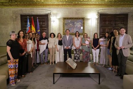 El Consell refuerza su apoyo a familias de acogida con nuevas ayudas y menos trámites