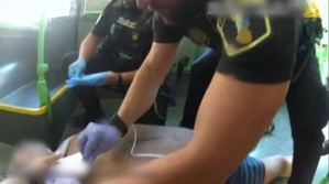 Agentes policiales reaniman a un turista en Alicante y le salvan la vida