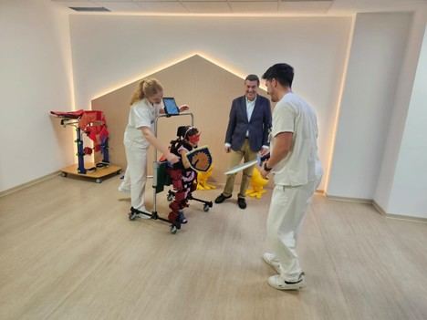 Sanidad incorpora exoesqueletos avanzados para rehabilitar a niños con enfermedades neuromotoras