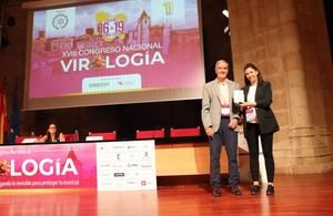 Sara Landeras recibe el Premio Viróloga Junior de la SEV por su destacada trayectoria científica