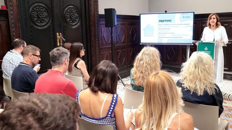 València implementa la gratuidad en el servicio de ayuda a domicilio