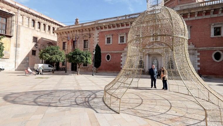València ilumina la Navidad con 45 árboles y 274 arcos luminosos