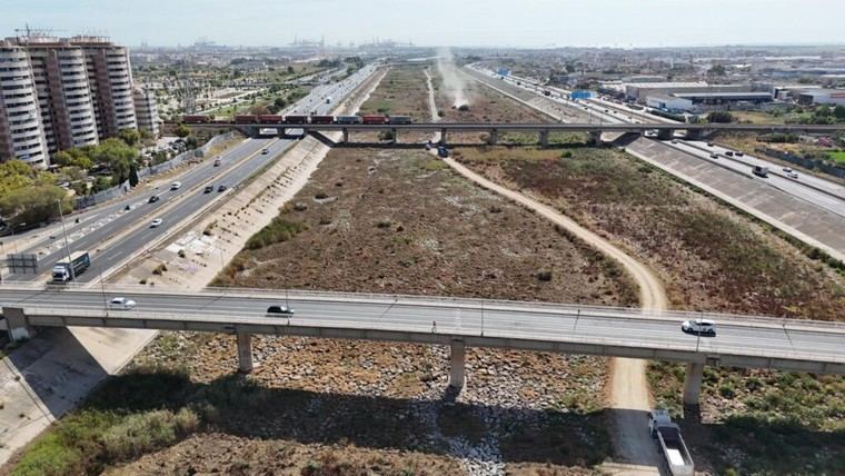 València limpia 111 toneladas de residuos del cauce del Túria tras la dana